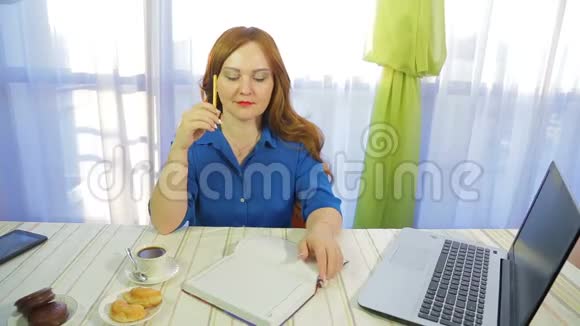 餐桌旁咖啡馆里一位棕色头发的贵妇人在日记中写道视频的预览图