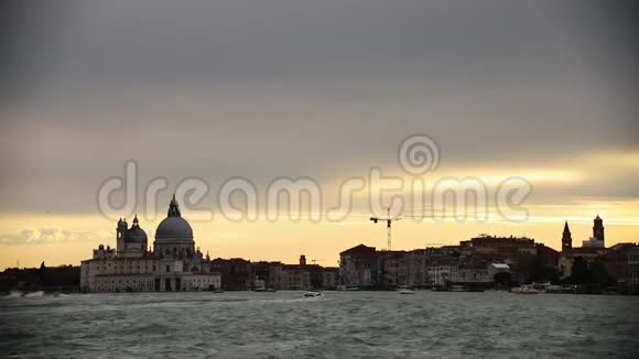 河上的城市日落时乘船在威尼斯河上缓缓航行视频的预览图