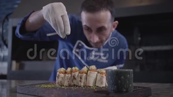 厨师在现代餐厅烹饪美味的菜肴穿着厨师制服的男人在拉瓦什皮塔卷里撒拉拉串视频的预览图