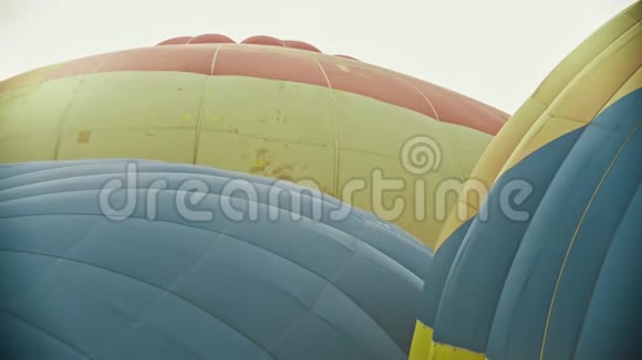 巨大的彩色气球装满热气视频的预览图