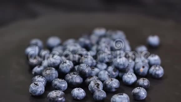 蓝莓旋转背景新鲜成熟的有机蓝莓罗特背景视频的预览图