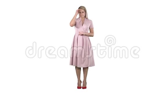 美丽温柔的女孩穿着粉红色的裙子看着白色背景上的镜子视频的预览图