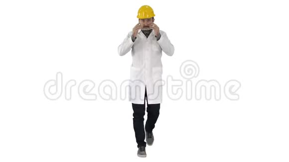 工程师在白色背景上行走时戴上主动眼镜视频的预览图