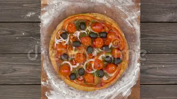 在木盘上吃素食披萨的俯视图停止运动动画视频的预览图