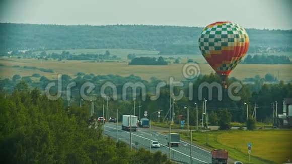 彩色气球飞在马路上方视频的预览图