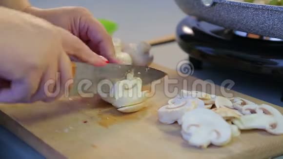 一个女人在盘子里切香姜菇时光飞逝视频的预览图