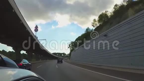 在高速公路上转弯视频的预览图