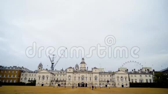 旧宫建筑立面以建筑背景和多云的天空为背景行动旧土地前的清洁土地面积视频的预览图