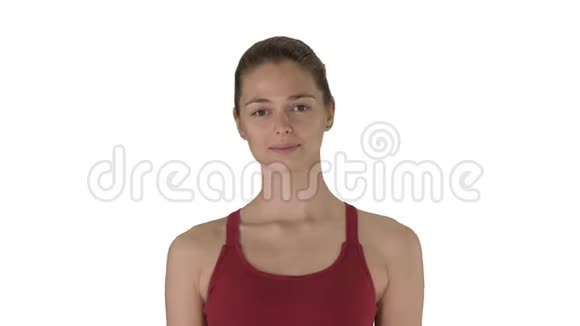 年轻女性在白色背景下做瑜伽呼吸练习视频的预览图