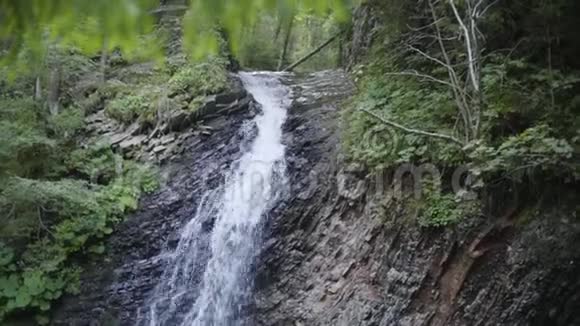 森林里的瀑布自然之美野生自然令人惊叹的风景夏日美景顶部视图视频的预览图