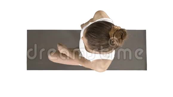 年轻有魅力的女人练习瑜伽在白色背景下做树锻炼视频的预览图