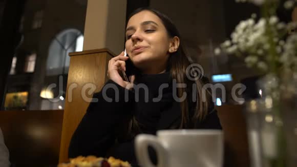 女人在咖啡馆打电话享受午餐闲暇时间交流视频的预览图