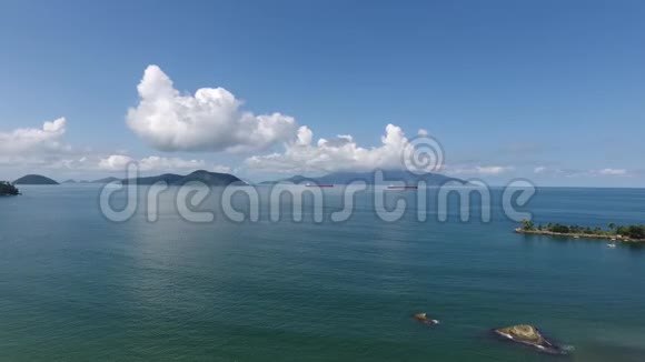 空中无人驾驶飞机射击海滩里约达斯佩德拉斯巴西视频的预览图