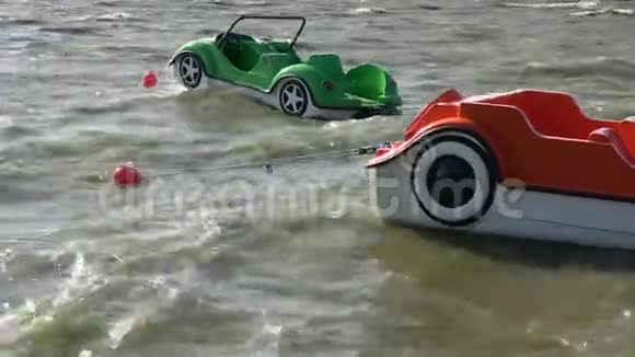 两艘彩色塑料船形状像海浪中的汽车视频的预览图
