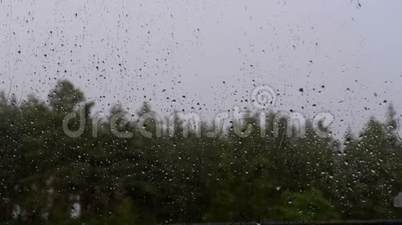 雨水从窗户玻璃流下恶劣天气雷雨暴风云视频的预览图
