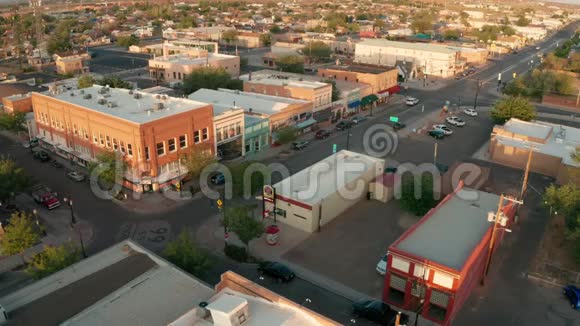 亚利桑那州温斯洛市中心城市天际线上的鸟瞰图视频的预览图