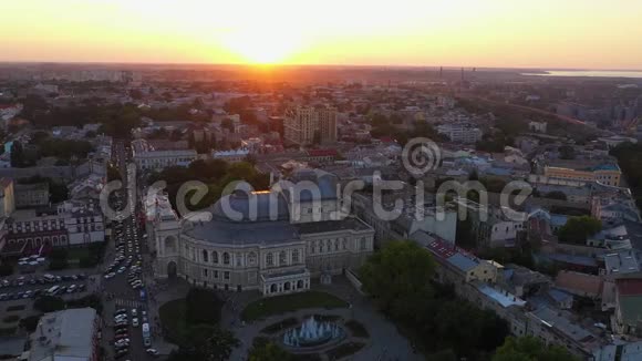 日落时分在冬季观赏敖德萨歌剧院和芭蕾舞剧院视频的预览图