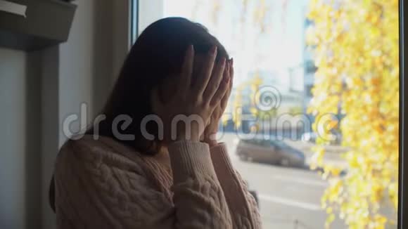 在医疗中心女孩哭着闭着脸身体出了问题视频的预览图