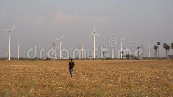 在风电场为风车公司工作的人在完成检查后从风电厂步行视频的预览图