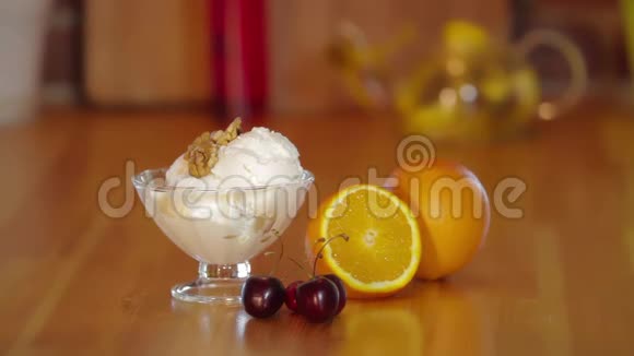 夏日甜点玻璃碗里的冰淇淋和核桃橘子和樱桃放在木桌上冰淇淋的制作视频的预览图