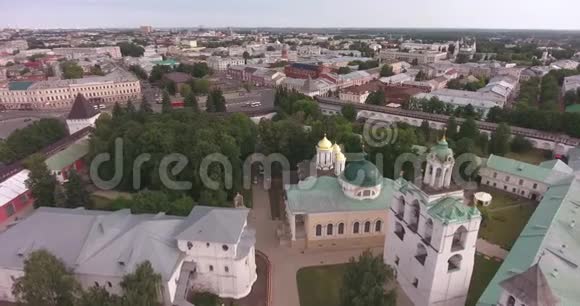 雅罗斯拉夫尔俄罗斯雅罗斯拉夫尔市克里姆林宫的空中勘测视频的预览图