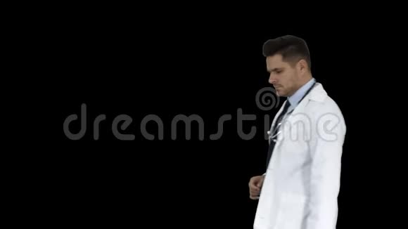 医生医学专业人士做点手势并在背景上展示一些东西阿尔法频道视频的预览图