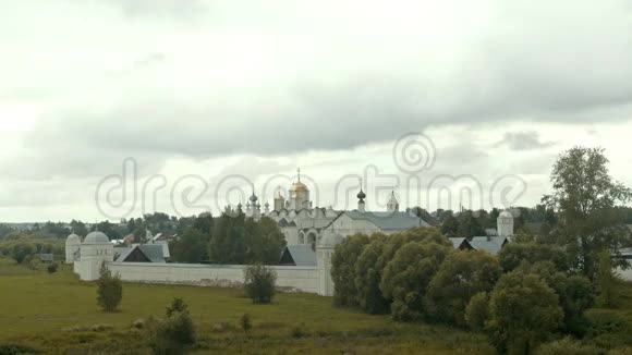村里有砖砌围墙的大白基督教教堂俄罗斯苏兹达尔视频的预览图