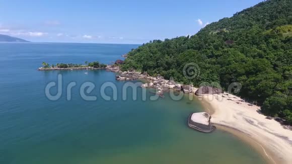 空中无人驾驶飞机射击海滩里约达斯佩德拉斯巴西视频的预览图