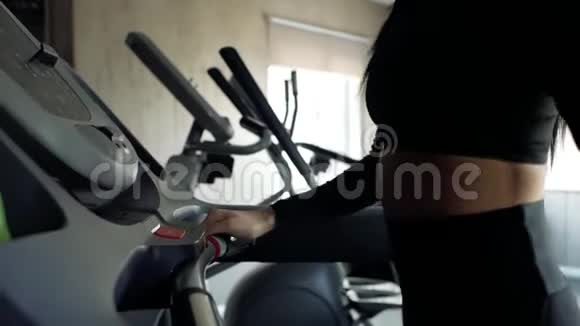 运动性的有吸引力的白种人年轻女孩在健身房做有氧训练视频的预览图