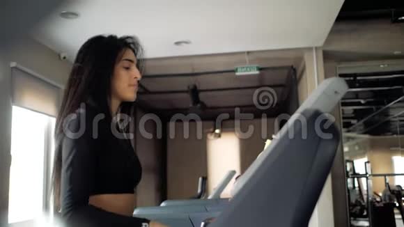 有魅力的N姑娘奥卡西安的外表在跑步机上视频的预览图