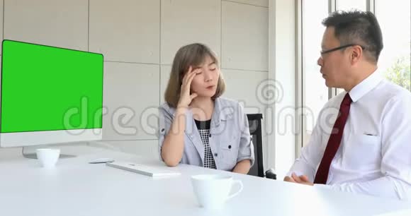 亚洲女老板与男老板争吵视频的预览图