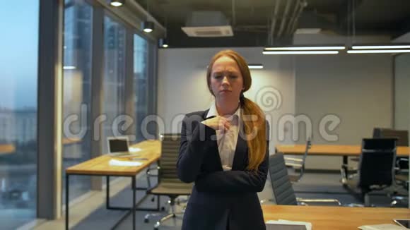 年轻的商务小姐站在办公室里想着做梦视频的预览图