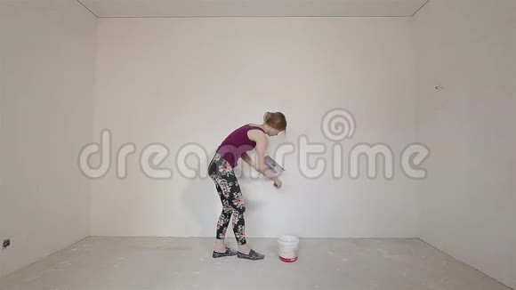 一个年轻的女孩石膏墙视频的预览图