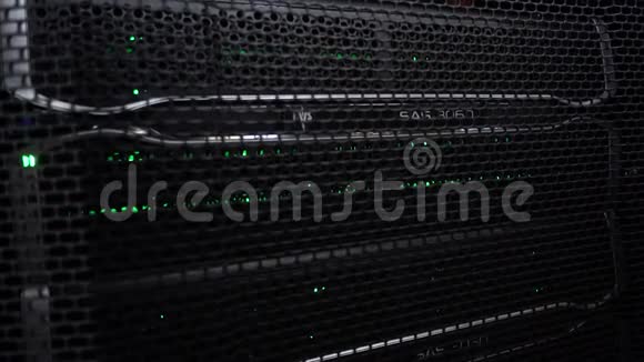 金属门后面的服务器机架闪烁的绿灯视频的预览图