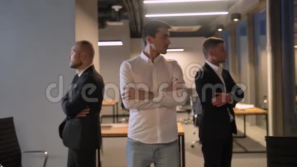 拍摄了三位自信迷人的英俊同事企业家视频的预览图