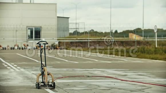 一种清洁沥青的设备机场场视频的预览图
