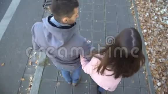 年轻夫妇走在街上女人责备和推男友分手视频的预览图