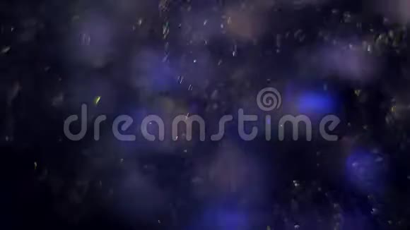 蓝色神奇的闪烁波克粒子就像气泡闪闪发光的移动空间尘埃无缝循环抽象背景视频的预览图