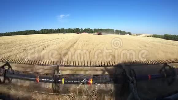 多台联合收割机正在阳光明媚的日子里在科尔扎农场工作视频的预览图