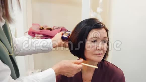 化妆师学习高级女性化妆在美容学校的应用视频的预览图