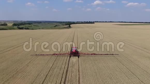 慢慢地开着自动推进的喷雾器在一大片田地上给小麦浇水视频的预览图