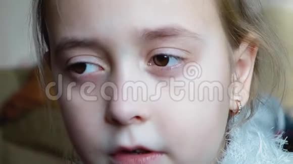 少女伤心哭泣的肖像视频的预览图