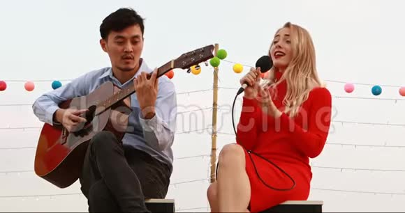 一对夫妇弹吉他唱一首歌视频的预览图