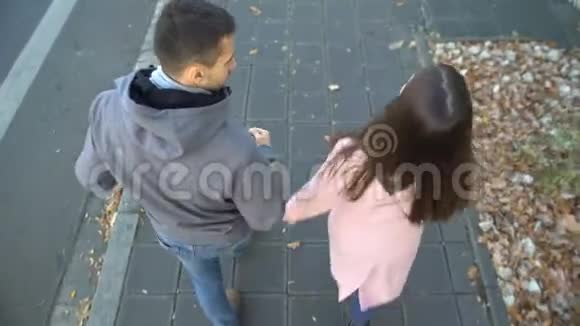 两个人在街上争吵女人推着男人走分手视频的预览图