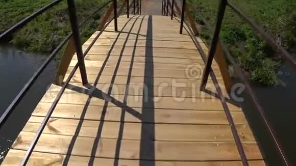 在河上跨过木桥观点视频的预览图