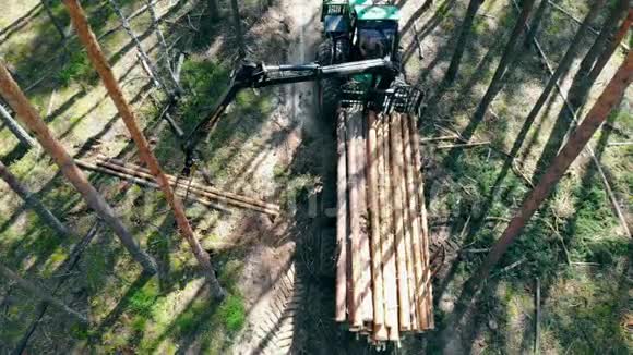 砍伐的木材被收割机重新安置视频的预览图