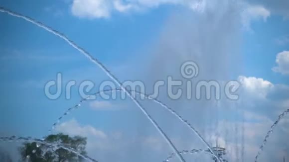 慢镜头拍摄喷泉逆天的细射视频的预览图