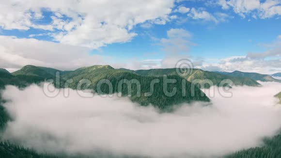 充满雾的美丽山谷的空中景色视频的预览图