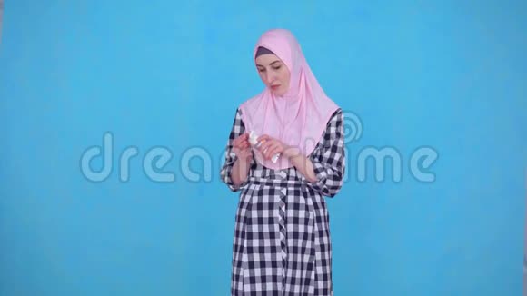 年轻的穆斯林妇女使用面霜视频的预览图