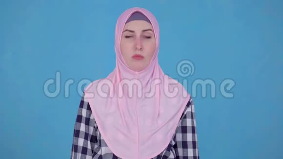 年轻穆斯林妇女呼吸困难流鼻涕用喷鼻剂视频的预览图